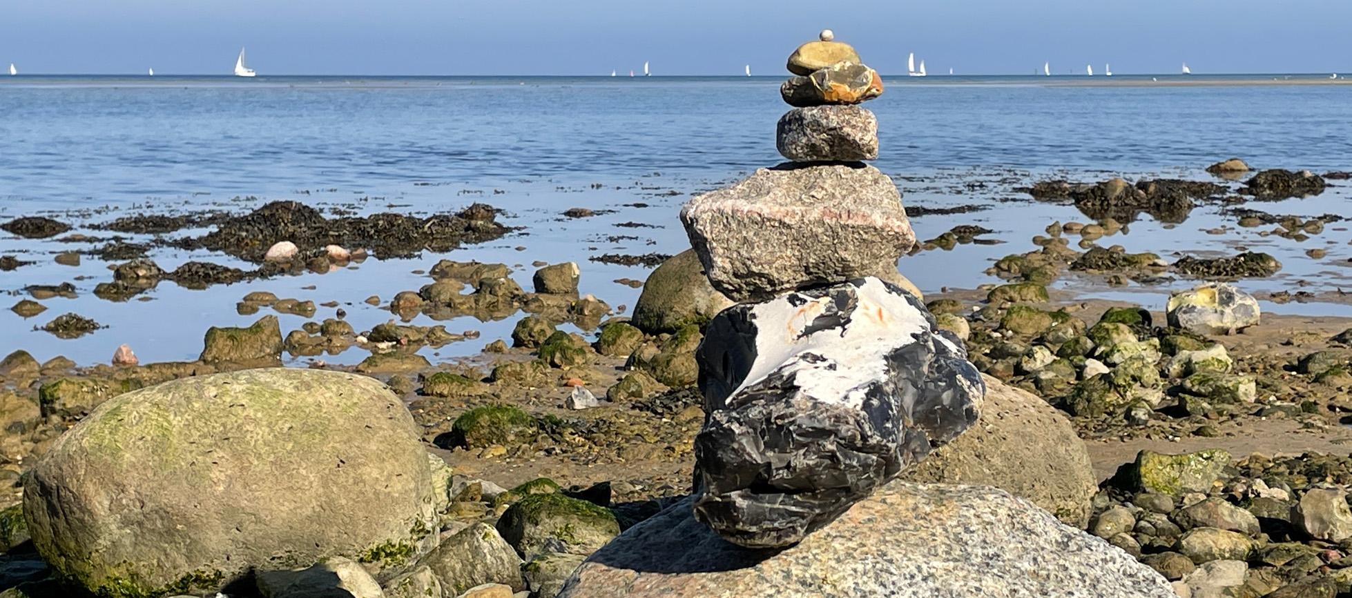 Steinturm am Strand